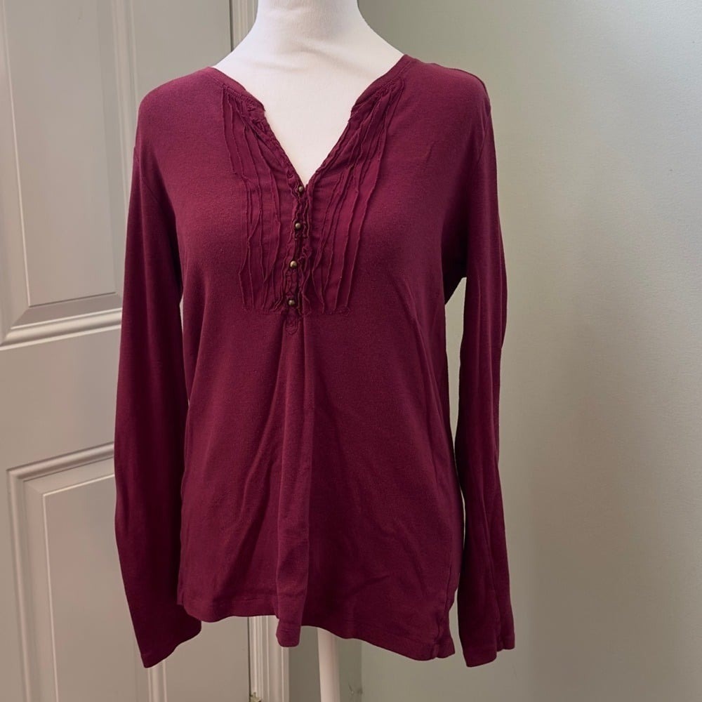 Eddie Bauer women's henley top.
Maroon.